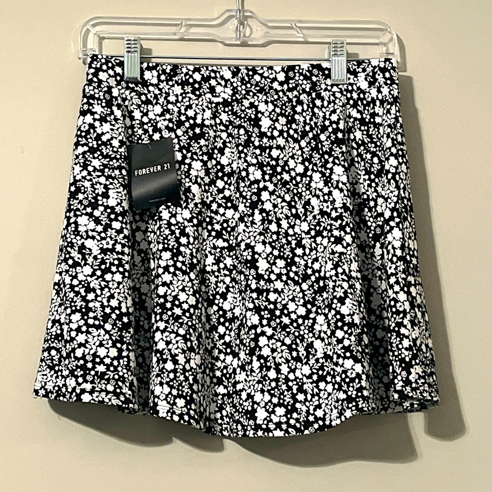 Forever 21 Women’s Black And White Floral Skirt Size Medium Summer Cocktail